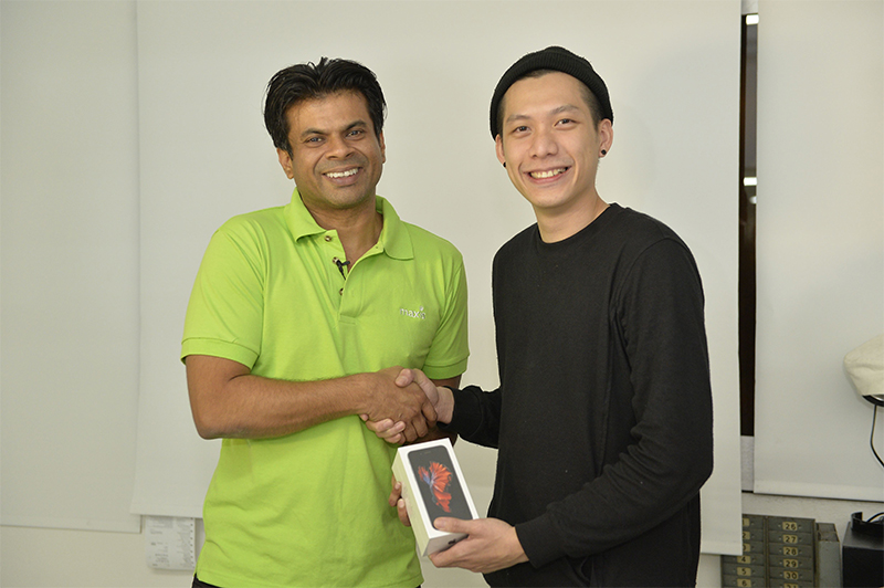 Dushyan (left) presenting the new iPhone 6s to Joe Chia (right), during the 24 Hour Maxis Express Delivery. 