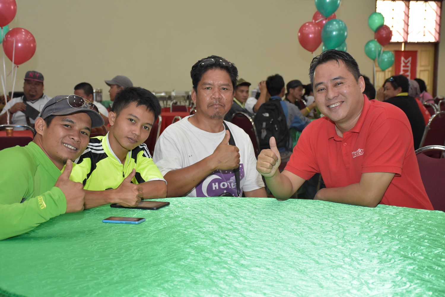 Spending time with Kinabalu mountain guides at Maxis’ Christmas charity do. (From right - Melvin Jeffrine Mojinun, Maxis Head of Sabah Region and the mountain guides)