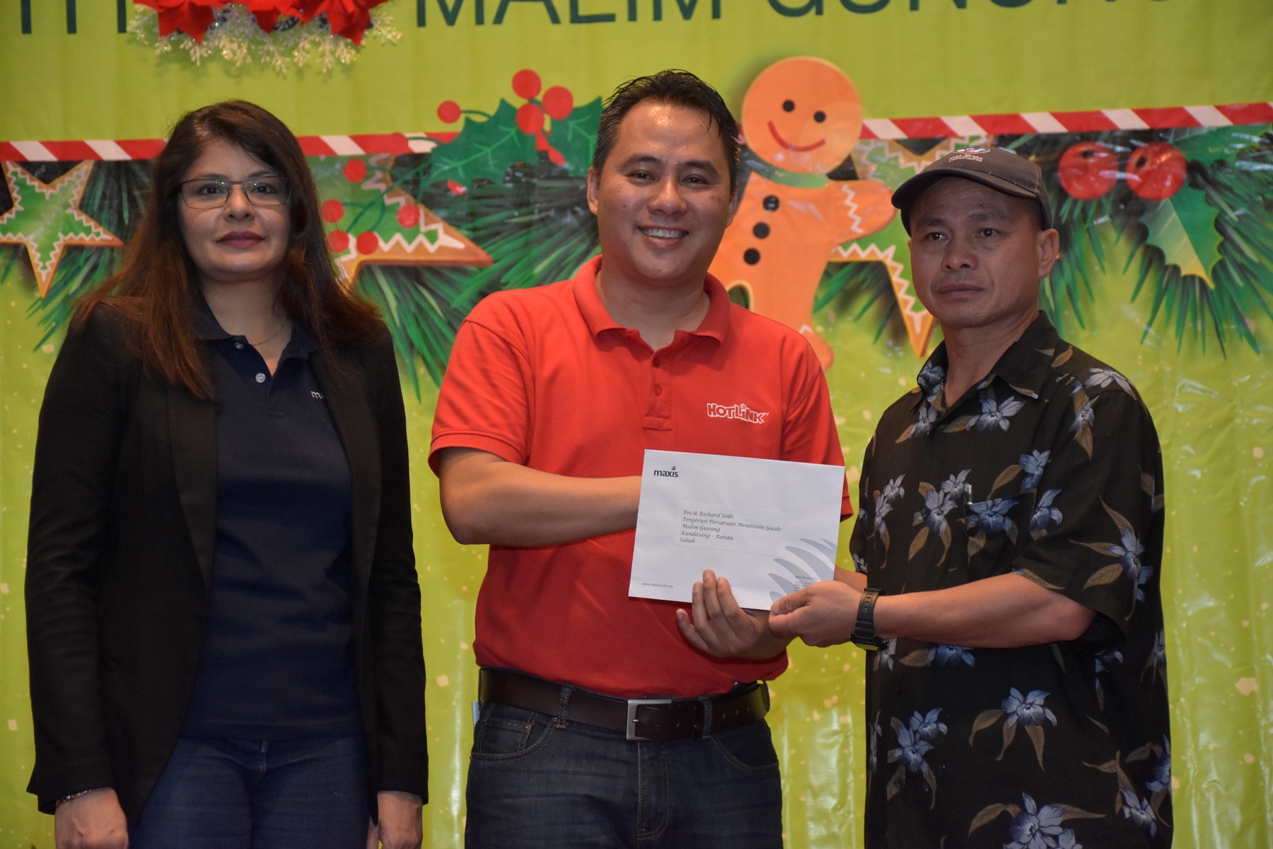 Maxis contributed RM10,000 to Richard Soibi, Chairman, Mount Kinabalu Guides Association. (From Left, Mariam Bevi Batcha, Head of Corporate Affairs and Melvin Jeffrine Mojinun, Maxis Head of Sabah Region)