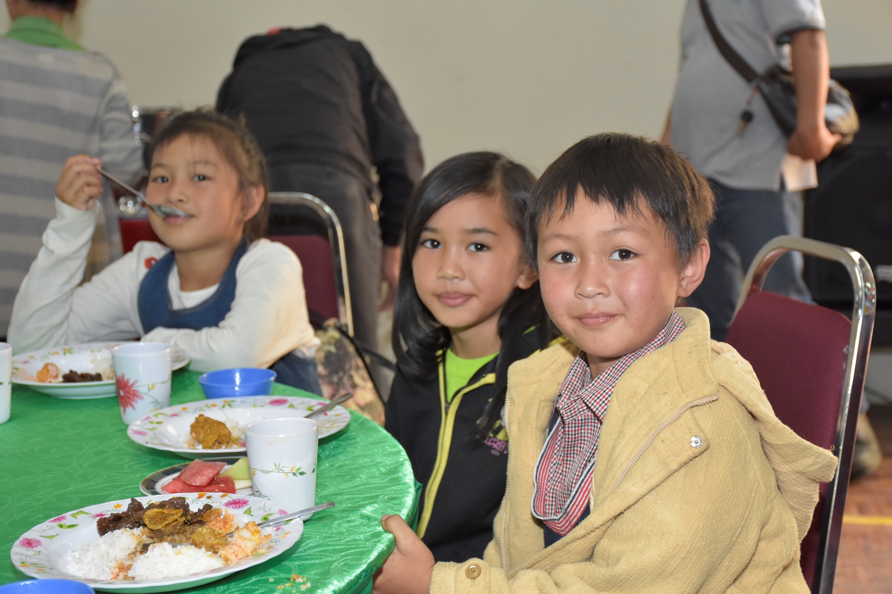 Children of the members of Mount Kinabalu Guides Association joining their parents for early Christmas celebration with Maxis.