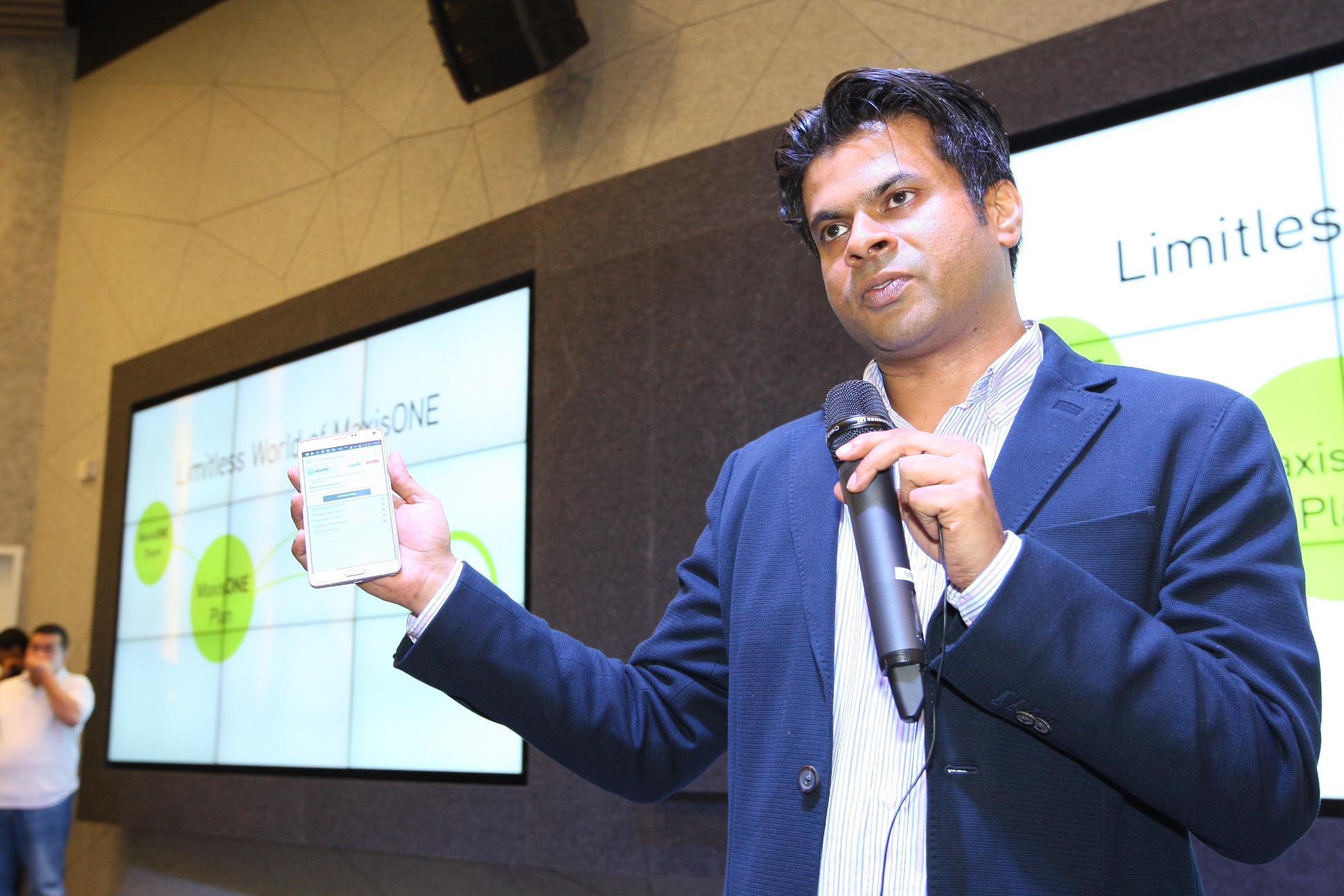 Dushyan Vaithiyanathan, Maxis' Head of Consumer Business, explaining the many benefits of the Limitless World of MaxisONE during the event.